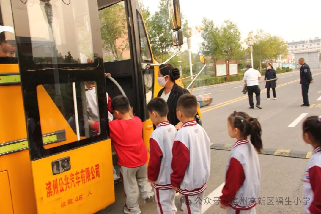 開展校車演練 筑牢安全防線--福生小學開展校車應急演練 圖片