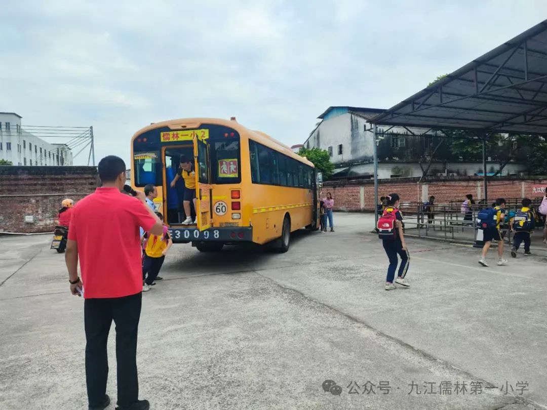 【陽光校園 活力一小】校車安全演練,為學(xué)生保駕護(hù)航 【陽光校園 活力一小】校車安全演練,為學(xué)生保駕護(hù)航