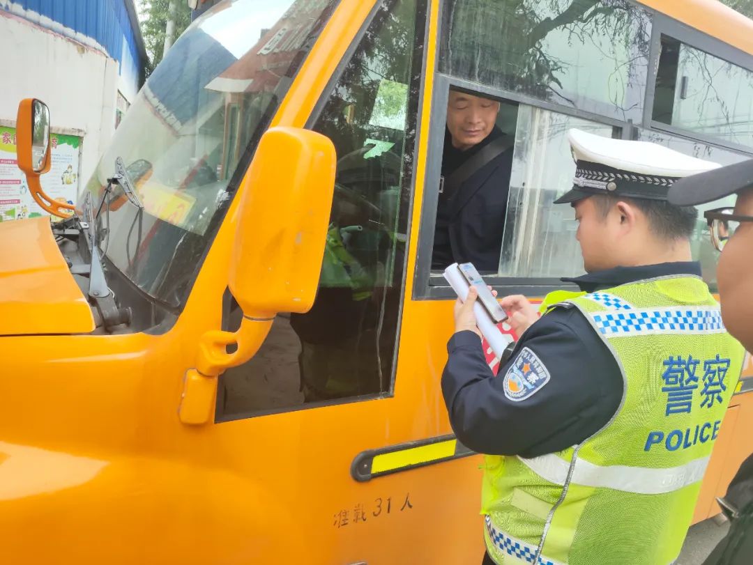 扶風(fēng)交警開(kāi)展校車(chē)安全“大會(huì)診” 圖片