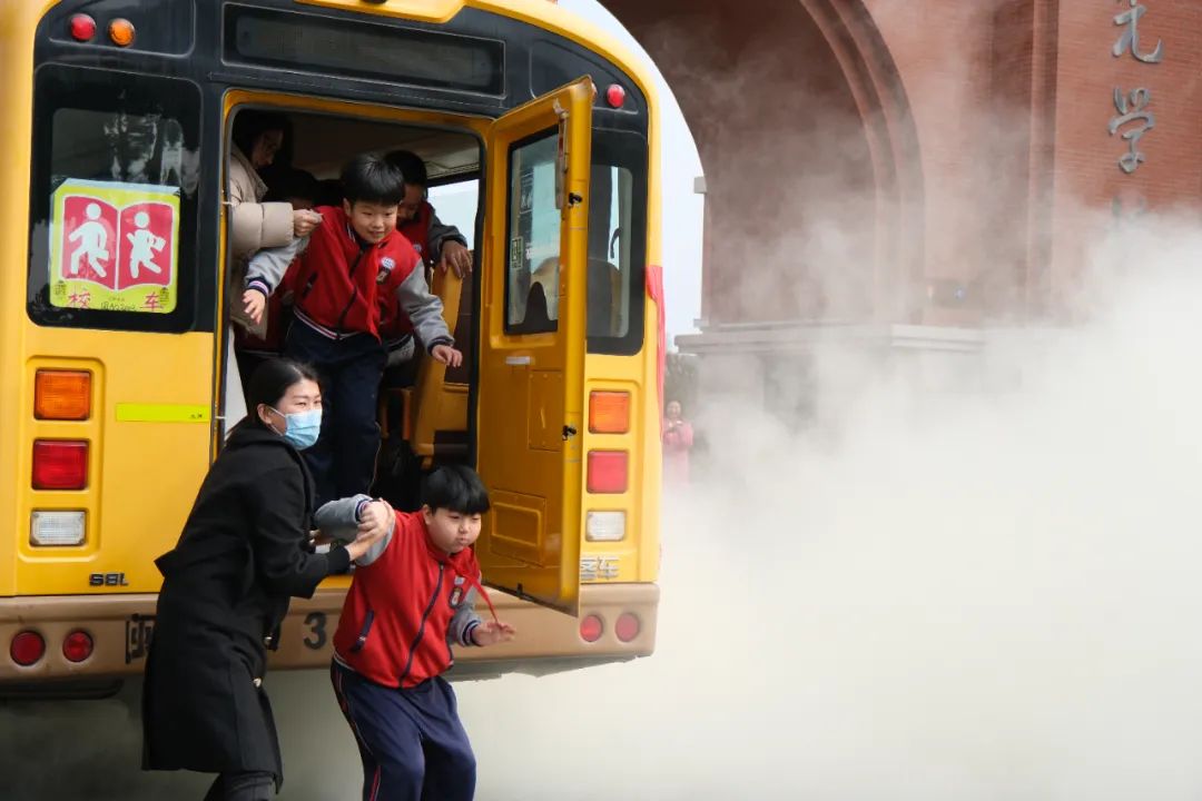 筑牢安全防線，守護校園出行——福清文光小學開展校車安全演練與交通安全教育活動