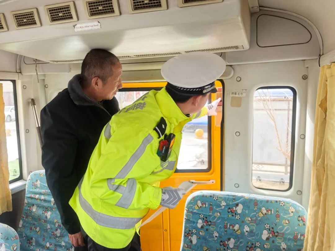 溫宿交警開展校車安全檢查 源頭筑牢幼兒安全防線 圖片
