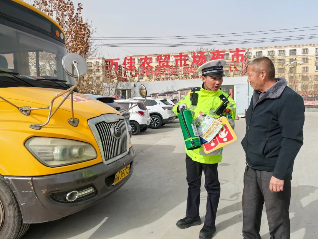 溫宿交警開展校車安全檢查 源頭筑牢幼兒安全防線 圖片