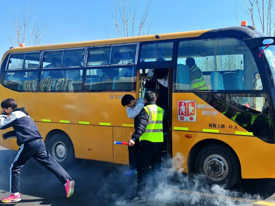 “體檢+練兵”雙管齊下丨淄川區開啟校車“全天候守護”模式 “體檢+練兵”雙管齊下丨淄川區開啟校車“全天候守護”模式