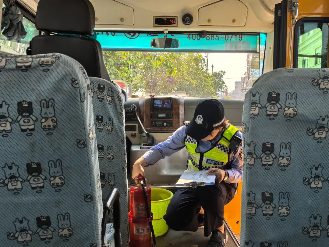 定安公安交警嚴把校車安全關,筑牢學生“安全路”! 定安公安交警嚴把校車安全關,筑牢學生“安全路”!