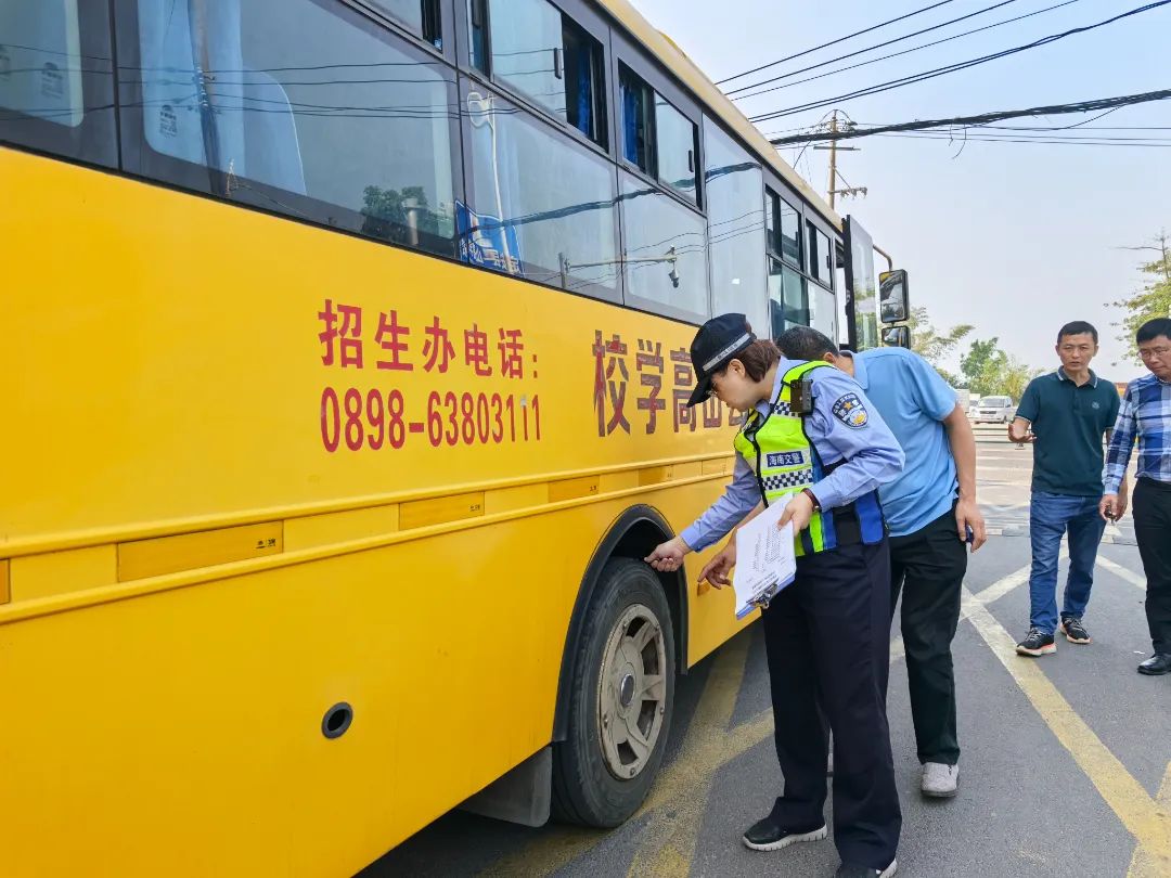 定安公安交警嚴把校車安全關,筑牢學生“安全路”! 定安公安交警嚴把校車安全關,筑牢學生“安全路”!