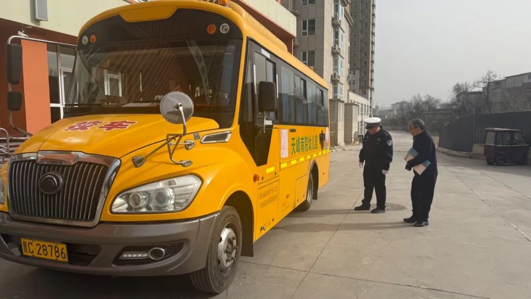 交警四大隊聯合高新區教育處深入轄區幼兒園開展校車安全專項檢查行動/ 圖片