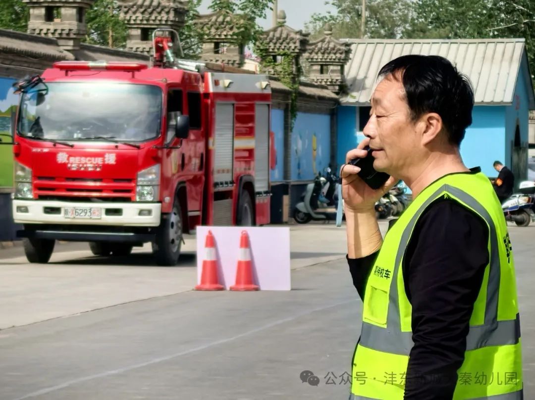 【大秦幼兒園】強(qiáng)化校車應(yīng)急意識(shí) 筑牢校車安全防線——校車應(yīng)急疏散演練活動(dòng) 圖片