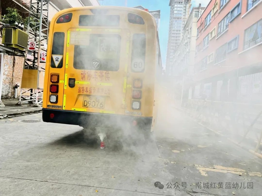 【筑牢安全防線 守護幼兒出行】——紅黃藍幼兒園校車安全應急疏散演練