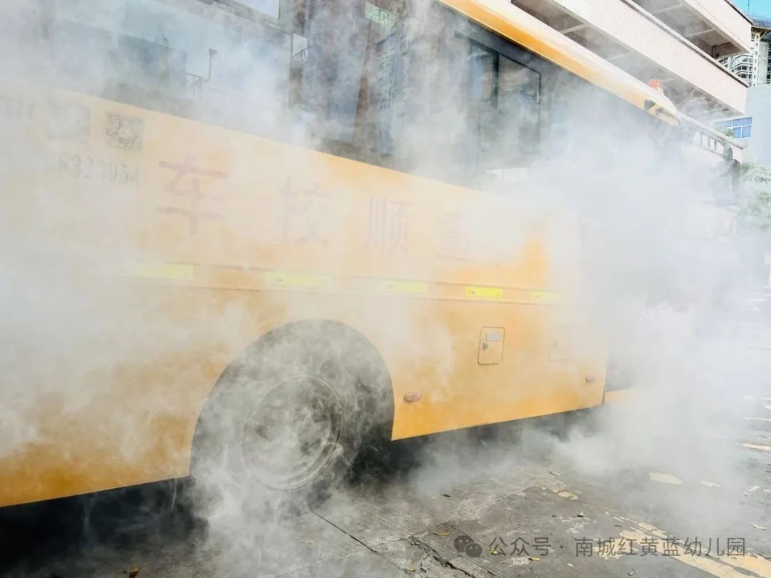 【筑牢安全防線 守護幼兒出行】——紅黃藍幼兒園校車安全應急疏散演練