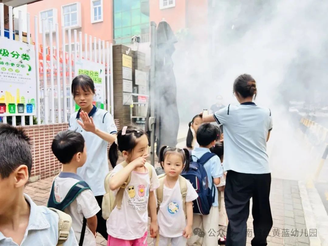 【筑牢安全防線 守護幼兒出行】——紅黃藍幼兒園校車安全應急疏散演練