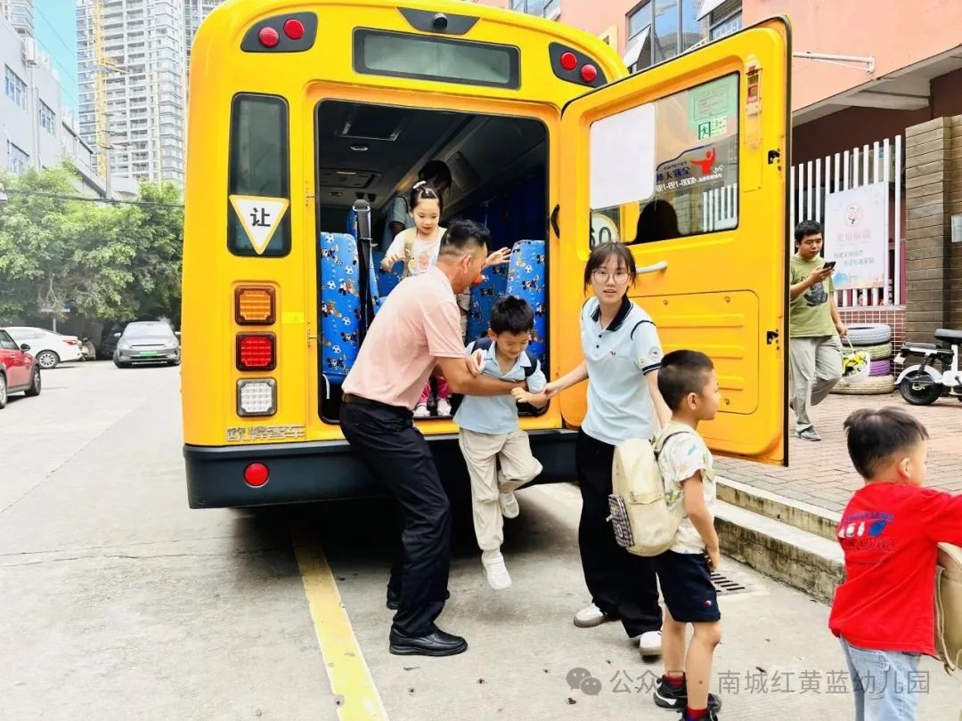 【筑牢安全防線 守護幼兒出行】——紅黃藍幼兒園校車安全應急疏散演練