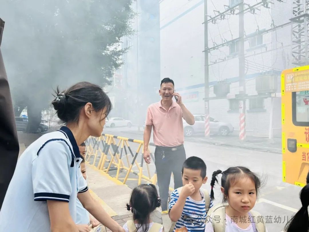 【筑牢安全防線 守護幼兒出行】——紅黃藍幼兒園校車安全應急疏散演練