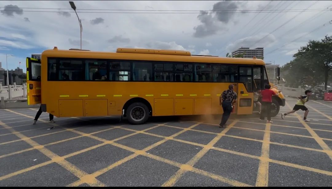 聚焦安全，守護(hù)校園——紫南小學(xué)校車(chē)安全應(yīng)急疏散演練