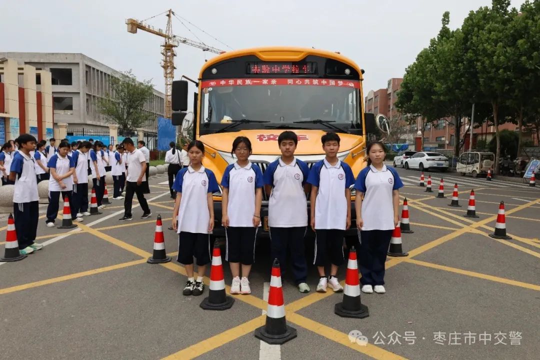 吹響“平安哨” 嚴把“安全關” 讓校車“跑”得更安全! 吹響“平安哨” 嚴把“安全關” 讓校車“跑”得更安全!
