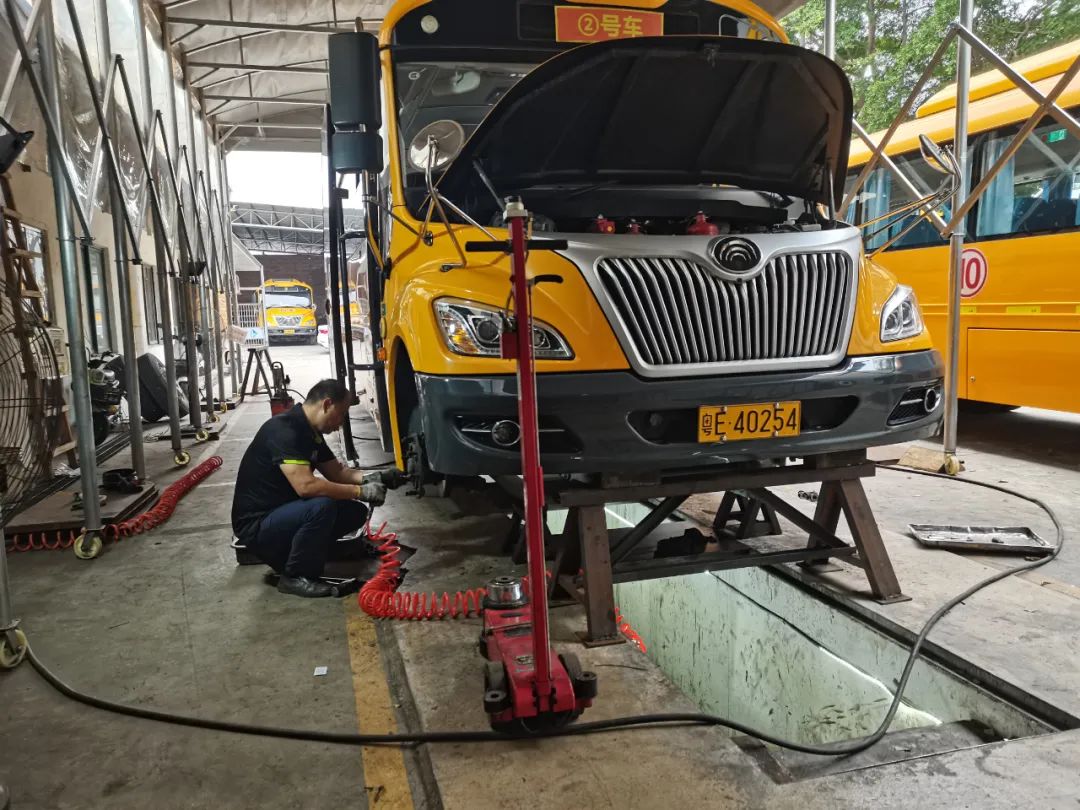 暑假“不放假”,校車維保忙! 圖片