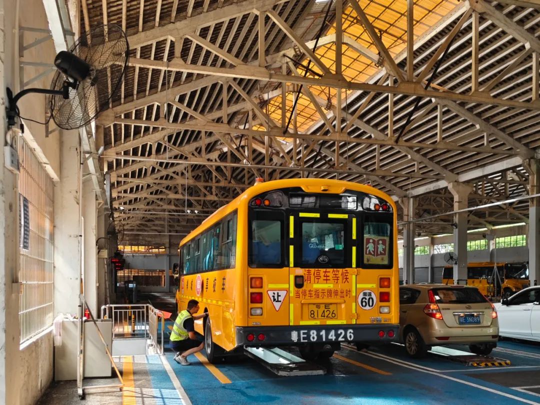 暑假“不放假”,校車維保忙! 圖片