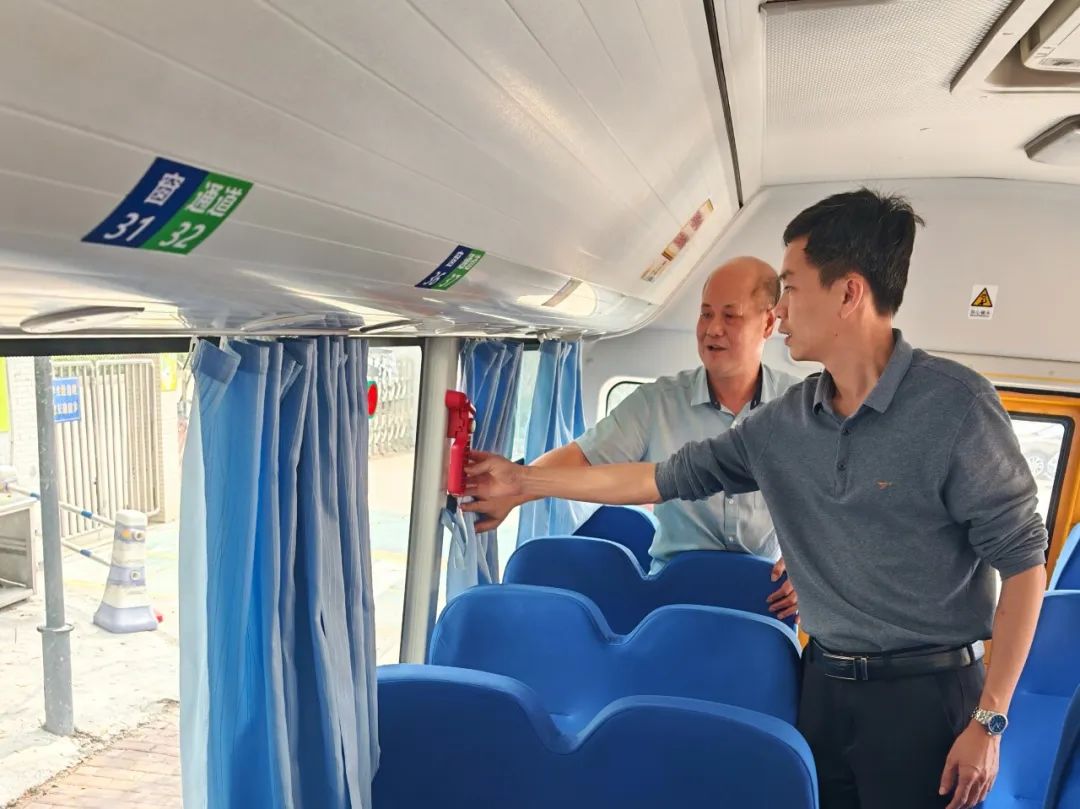 暑假“不放假”,校車維保忙! 圖片