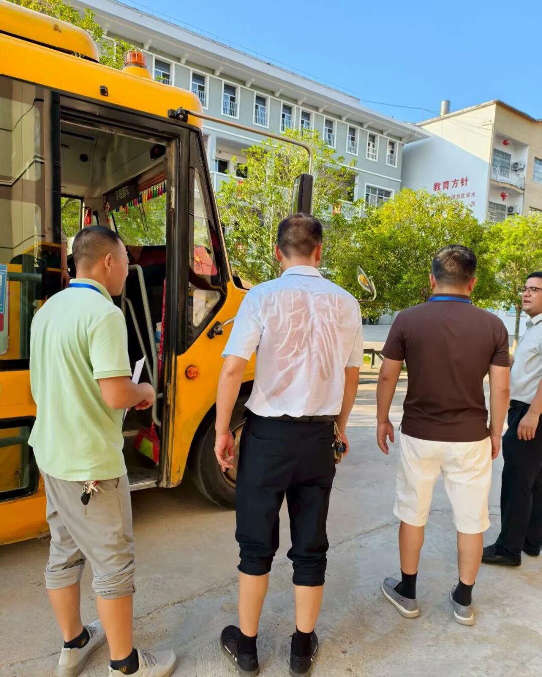 溫情護航學(xué)子回家路——古埠鎮(zhèn)中心小學(xué)新學(xué)期校車送歸服務(wù)首日平穩(wěn)運行