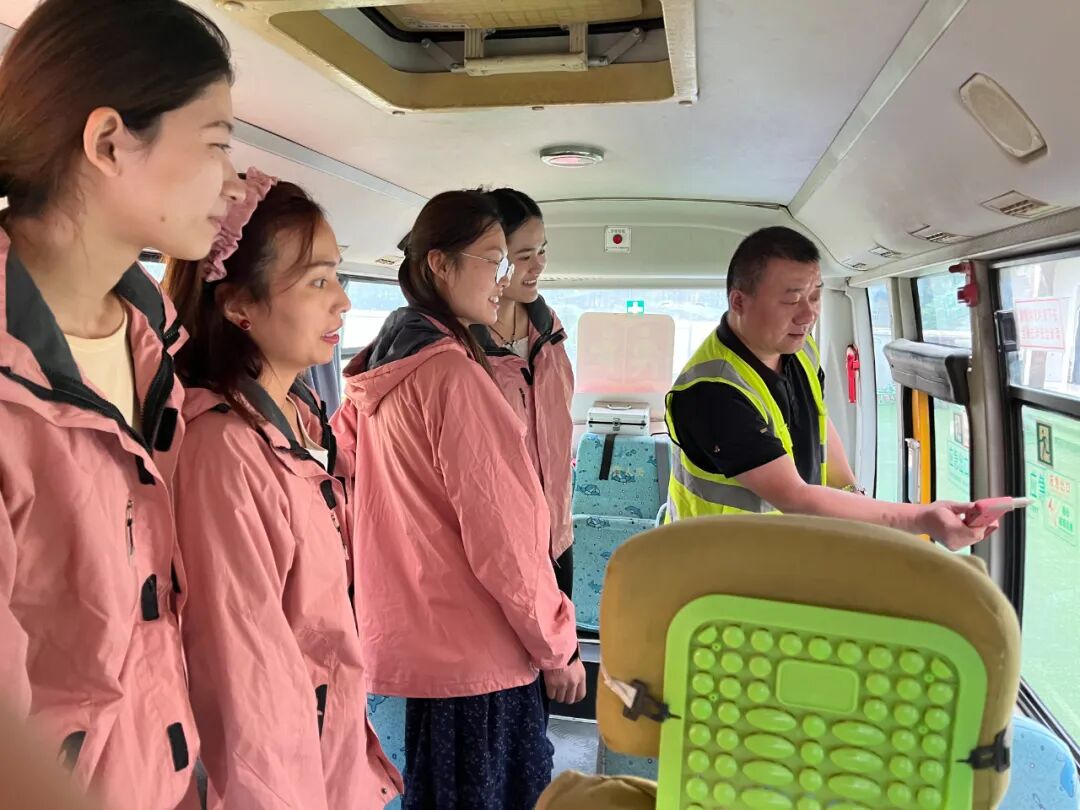 筑牢校車安全，守護成長之路——花兒朵朵幼兒園2025年秋季校車安全應急疏散演練