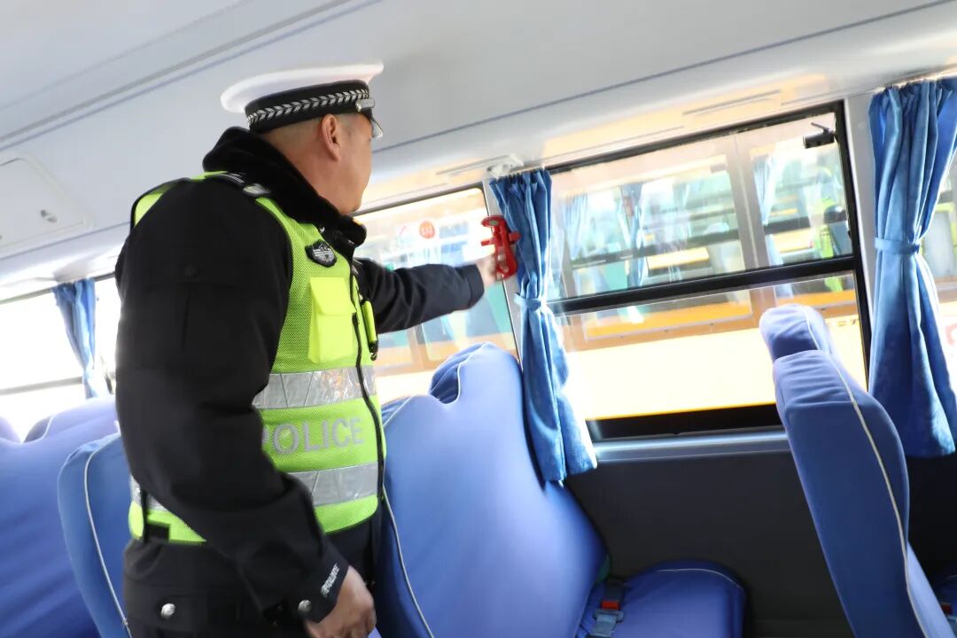 長白交警大隊(duì)聯(lián)合多方開展校車安全專項(xiàng)檢查 織密“122”學(xué)生出行安全防護(hù)網(wǎng) 長白交警大隊(duì)聯(lián)合多方開展校車安全專項(xiàng)檢查 織密“122”學(xué)生出行安全防護(hù)網(wǎng)