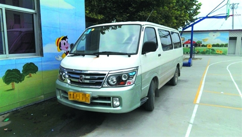 停放在朱家幼兒園院內的金杯“校車”