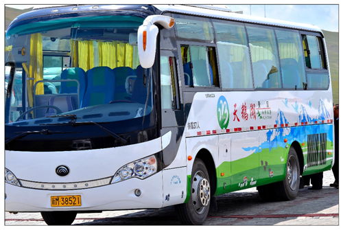 宇通“天鵝號”搭載八方來客倘佯巴音布魯克天鵝湖景區(qū)