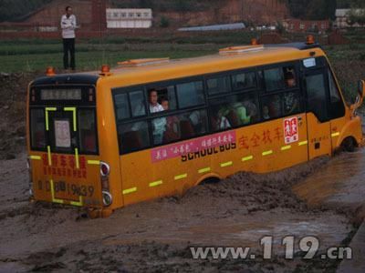 內蒙古校車被困泥水中，消防官兵助理脫困