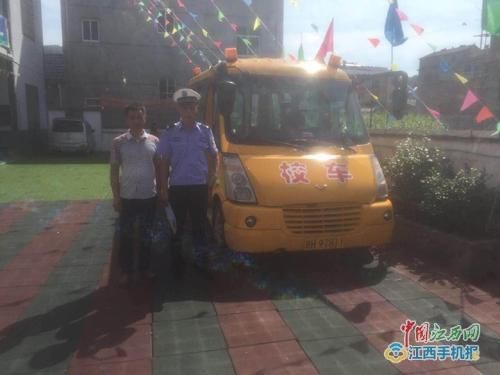 江西景德鎮(zhèn)交警魚山中隊(duì)全面排查校車通行路線及安全隱患/ 江西景德鎮(zhèn)交警魚山中隊(duì)全面排查校車通行路線及安全隱患