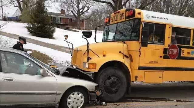 美國的“特權(quán)車”警察都得給讓路！