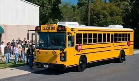 各國(guó)校車大PK   孩子安全是民族的未來(lái)