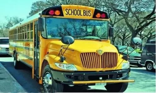 各國(guó)校車大PK   孩子安全是民族的未來(lái)