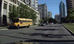 在美國 奧巴馬的座駕見到他 必須停車讓行！美國校車的安全性和優先級