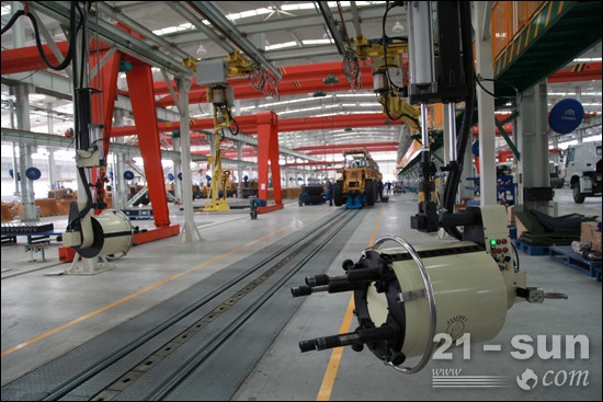 宇通重工:暫別上海寶馬展 流水線上的機(jī)器人