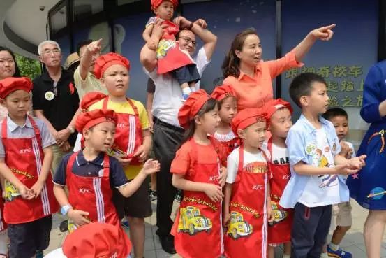 宇通“神奇校車”陪康總助力新書發布會