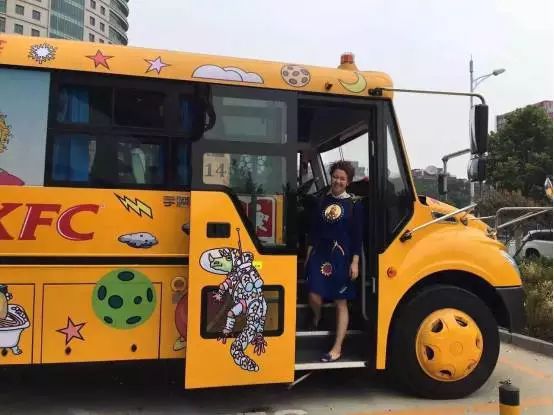 宇通“神奇校車”陪康總助力新書發布會