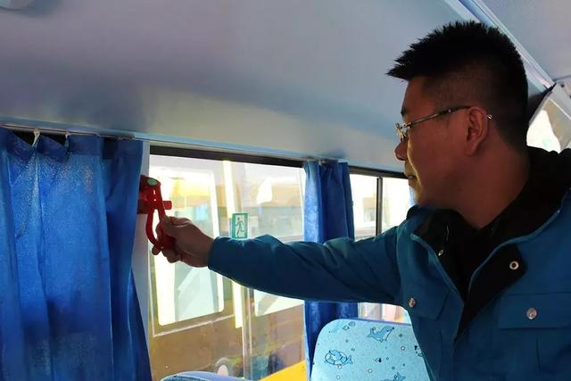 ＠嘉峪關(guān)家長(zhǎng)，新學(xué)期，校車開車?yán)玻∥覀冇挚梢宰＼嚾ド舷聦W(xué)嘍！