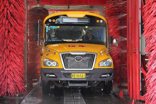 ＠嘉峪關(guān)家長(zhǎng)，新學(xué)期，校車開車?yán)玻∥覀冇挚梢宰＼嚾ド舷聦W(xué)嘍！