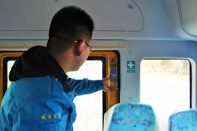 ＠嘉峪關(guān)家長(zhǎng)，新學(xué)期，校車開車?yán)玻∥覀冇挚梢宰＼嚾ド舷聦W(xué)嘍！