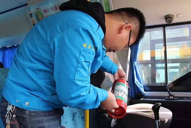 ＠嘉峪關(guān)家長(zhǎng)，新學(xué)期，校車開車?yán)玻∥覀冇挚梢宰＼嚾ド舷聦W(xué)嘍！