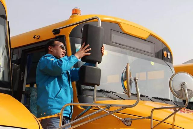 ＠嘉峪關(guān)家長(zhǎng)，新學(xué)期，校車開車?yán)玻∥覀冇挚梢宰＼嚾ド舷聦W(xué)嘍！