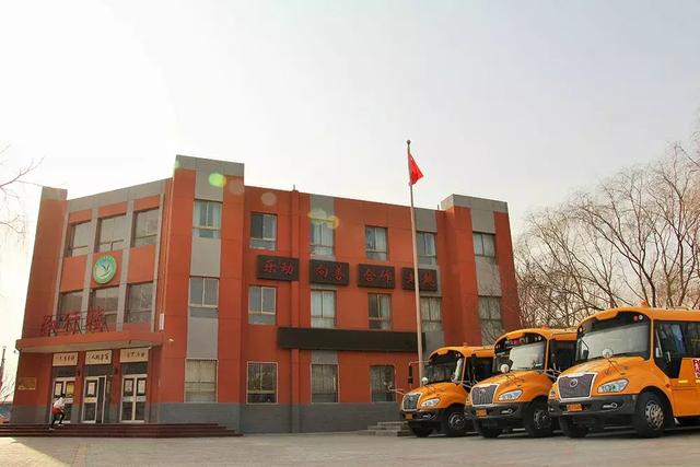 ＠嘉峪關(guān)家長(zhǎng)，新學(xué)期，校車開車?yán)玻∥覀冇挚梢宰＼嚾ド舷聦W(xué)嘍！