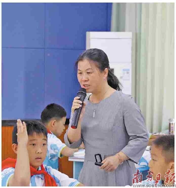 為鄉(xiāng)村孩子上學(xué)開(kāi)通校巴/ 為鄉(xiāng)村孩子上學(xué)開(kāi)通校巴