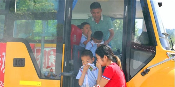 貴州鎮遠:多部門聯合開展校車交通事故應急救援演練/ 貴州鎮遠:多部門聯合開展校車交通事故應急救援演練