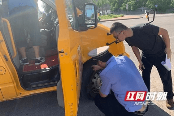 又一校車違規(guī)被查!校車駕駛員抽煙、駕車打電話 又一校車違規(guī)被查!校車駕駛員抽煙、駕車打電話