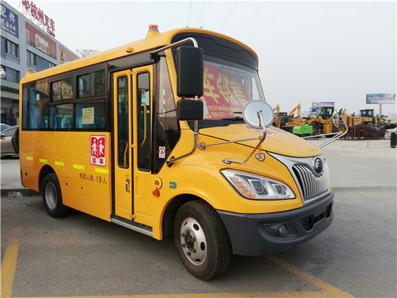 安全！霧霾天校車行駛注意事項