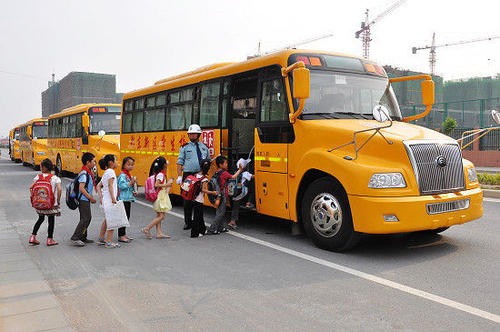 強塞24名幼兒 超員校車被查獲 強塞24名幼兒 超員校車被查獲