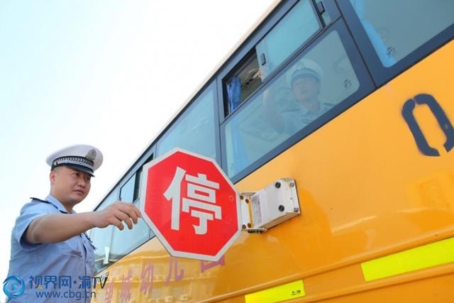 重慶永川：交巡警安檢校車 確保“無病上崗”