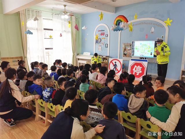 山東滕州：交警開(kāi)展“拒絕乘坐黑校車”交通安全宣傳活動(dòng)