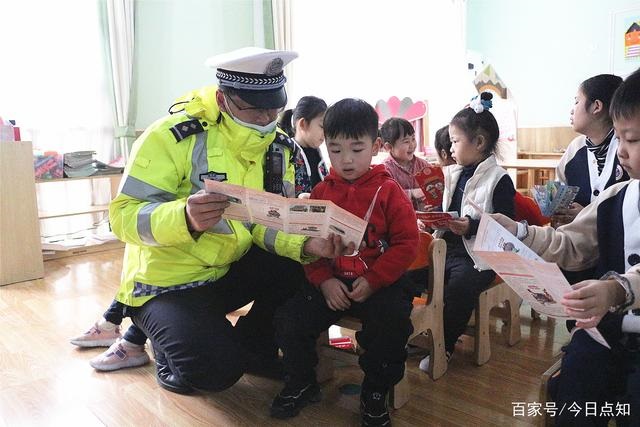 山東滕州：交警開(kāi)展“拒絕乘坐黑校車”交通安全宣傳活動(dòng)