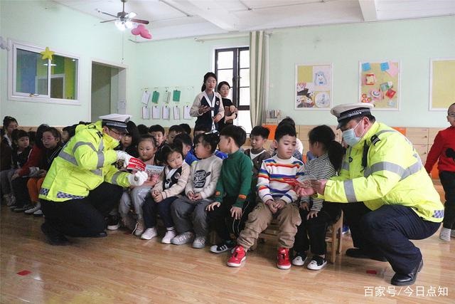 山東滕州：交警開(kāi)展“拒絕乘坐黑校車”交通安全宣傳活動(dòng)